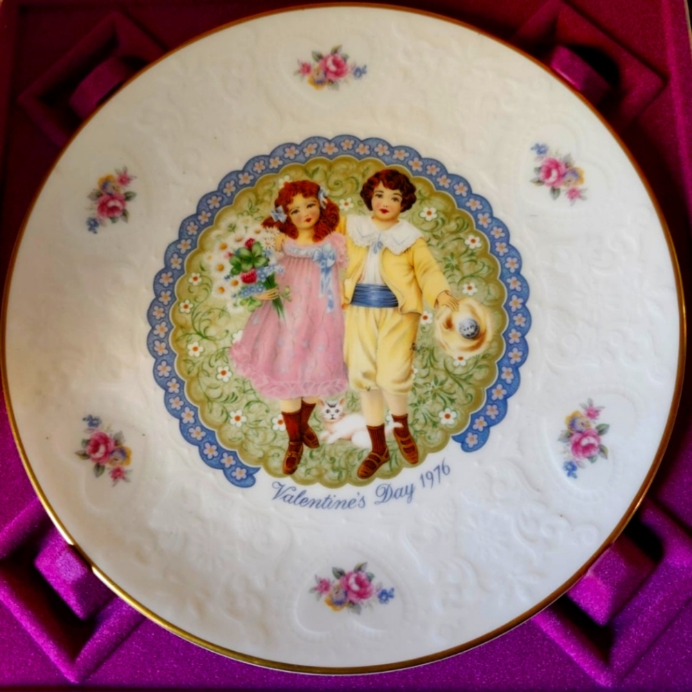 Royal Doulton Valentine's Day 1976 Collector Plate